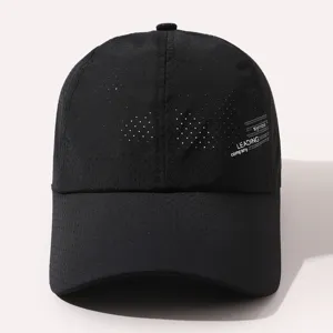 Vue détaillée de la casquette de baseball noire respirante perforée pour le sport et les loisirs.