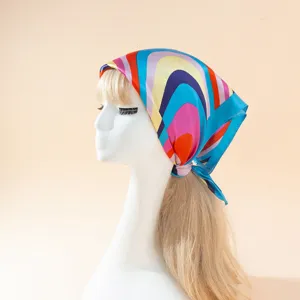 Carré de Soie Femme Rayures Arc-en-ciel Colorées Mode Polyester Aspect Satin Foulard de Cou Décoration de Sac