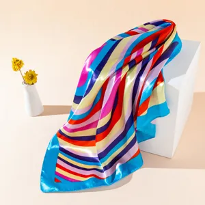 Foulard carre en satin raye multicolore pour femmes, accessoire de mode et beau sac.