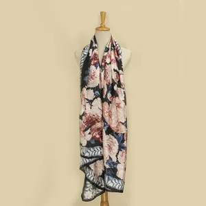 Vue detaillee d'une echarpe en soie a motif floral vintage et grand motif de camelias.