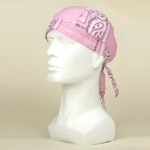 Nahaufnahme der rosafarbenen Paisley-Baumwoll-Piratenmütze mit atmungsaktivem Kopftuchdesign.