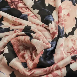 Gros plan détail du tissu de foulard en soie florale, imprimé rose vintage élégant.