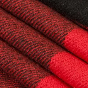 Klassischer rot-schwarzer Karoschal im Detail, zeigt weiche Winter-Wollmischgewebestruktur.