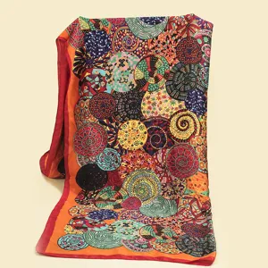 Foulard en soie à motifs colorés pour femme, élégant châle imprimé floral pour voyage.
