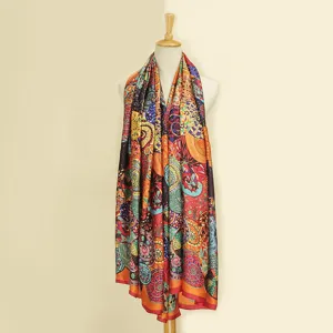 Foulard en soie imprimé coloré grand châle femme motif cercle abstrait vue de détail