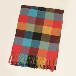 Nahaufnahme eines bunten Karoschal mit Fransen, weiches Textil Winteraccessoire.