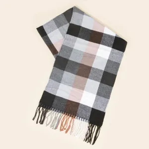 Klassischer Karo-Schal im britischen Stil für Damen mit weichen Fransen und eleganten Farben.