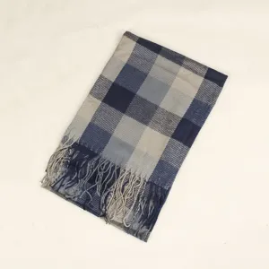 Detaillierte Nahaufnahme des schönen blau grauen Karoschals mit weichen Fransen für Winter.