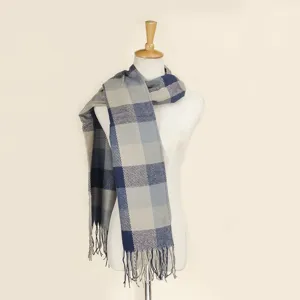 Klassischer karierter Schal im britischen Stil mit Fransen, Detailaufnahme in Blau und Grau.