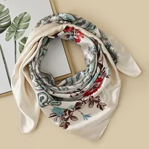 Close-up detail van vintage paisley zijden vierkante sjaal met bloemenprint voor dames.