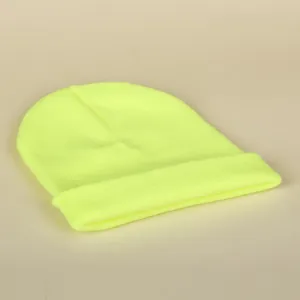 Vue détaillée du bonnet en tricot jaune néon, texture douce et revers pour un style quotidien.