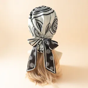 Estilo francés pañuelo estampado negro y blanco largo cinta sombrero turbante elegante.