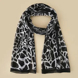 Klassischer schwarz-weisser Schal mit Animal-Print, elegante Damen-Halskrause Accessoire.