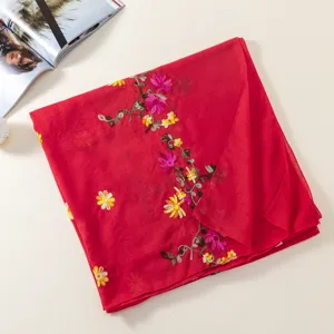 Écharpe rouge brodée florale ethnique, châle léger de protection solaire pour femmes.