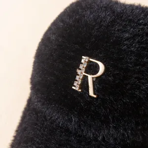 Gorra negra de felpa sin parte superior con letra R de diamantes, gorro de invierno.