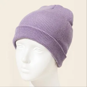 Gros plan d'un bonnet en tricot violet doux, bonnet chaud d'hiver uni et confortable à porter.