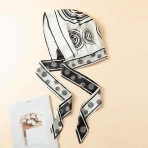 Elegante pañuelo de seda en blanco y negro con lazos largos, tocado elegante de estilo francés.