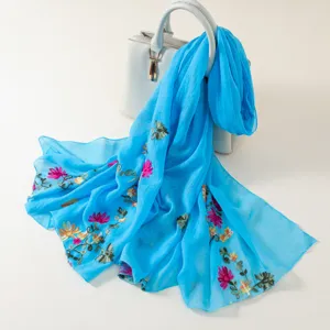Beau foulard châle floral brodé bleu, tissu léger, accessoire élégant pour femmes.