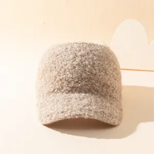 Detalle de primer plano de la gorra abierta de borreguito mullido para invierno moda.