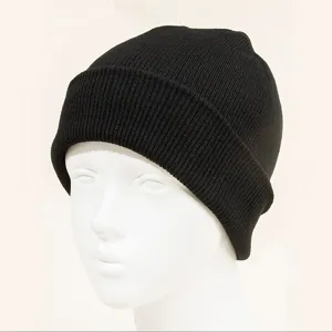 Vue de detail rapprochee du bonnet en tricot noir, montrant texture douce et design d'hiver chaud.