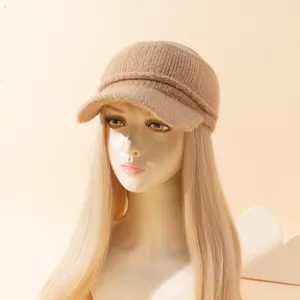 Detalle de primer plano de gorra con visera vacía tejida, sombrero cálido de otoño e invierno.