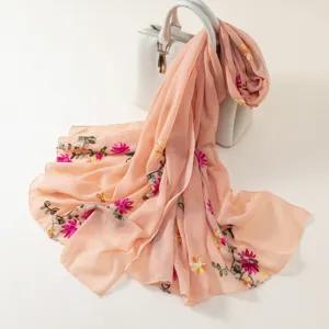 Chale brode floral rose peche, broderie de branches delicate, foulard leger elegant.