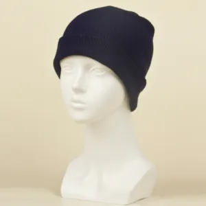 Vue en gros plan détaillée du bonnet en tricot unicolore montrant la texture côtelée.