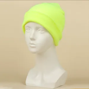 Vue détaillée du bonnet en tricot couleur unie jaune néon, bonnet d'hiver chaud.