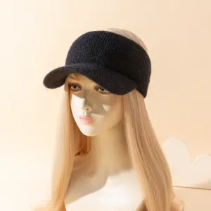 Detalle de primer plano de la gorra con visera tejida negra, prenda de invierno.