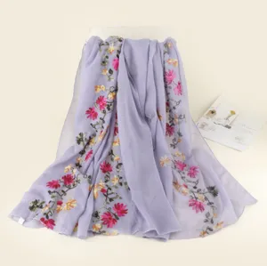 Écharpe châle brodée de fleurs lavande pour femme, élégante légère plage protection soleil.