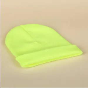 Bonnet en tricot jaune néon, bonnet à revers chaud d'hiver pour un style quotidien.