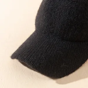 Vista detallada de gorra de béisbol negra de felpa tejida textura suave de invierno
