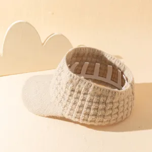 Gorra Visera Beige de Punto Abierto, Patron Cuadriculado, Sombrero Calido de Invierno.