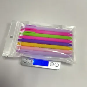Buntes Set aus 8 einziehbaren Gelschreibern mit witzigen Aufdrucken für das Büro.