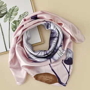 Zijden sjaal bloemenprint roze elegante halsdoek vrouwen mode accessoire detail