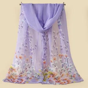 Vue détaillée du foulard léger violet à motif floral, affichant de délicates feuilles douces.