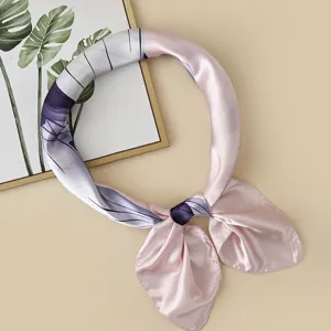 Elegante roze en paarse bedrukte zijden sjaal voor dames, stijlvol nekdoekje en accessoire.