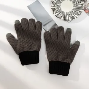 Primo piano di guanti invernali in maglia touchscreen con polsini color-block e morbida fodera.