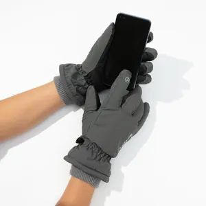 Detalle de guantes de invierno táctiles térmicos, forrados y cortavientos para deportes al aire libre.