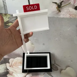 Immobilien Visitenkartenhalter Display mit Verkaufsschild Detail für Schreibtisch Dekoration.