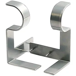 Dettaglio della staffa per asta per tende in metallo, accessorio di fissaggio argento.