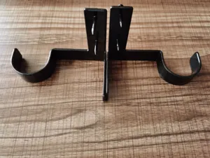 Staffe per bastone per tende in metallo nero con spille di fissaggio, ferramenta.