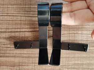 Dettaglio staffa per bastone per tende in metallo nero, gancio supporto per asta