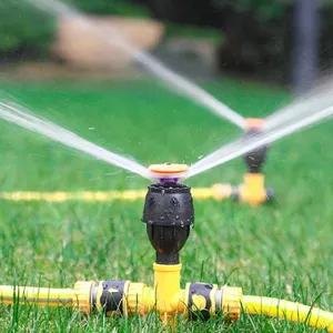 Automatischer Rasen-Wassersprinklerkopf für effiziente Gartenbewässerung und Kühlung.