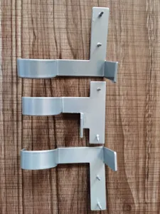 Primo piano dettaglio staffa per asta per tende in metallo argento, supporto da parete.