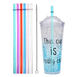 Vaso de plástico reutilizable con pajitas brillantes de colores y cepillo de limpieza.