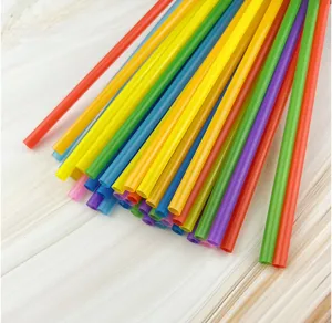 Bunte Kunststoff-Trinkhalme im Detail, ideal für kreative Bastelprojekte und Getränke.