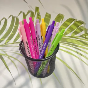 Bunte einziehbare Gelstifte Set mit lustigen Text Phrasen im schwarzen Stiftehalter Büro.