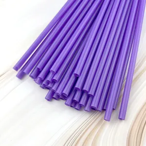 Detailaufnahme von lila Plastik-Trinkhalmen, gerade Röhrchen für den täglichen Gebrauch oder Basteln.
