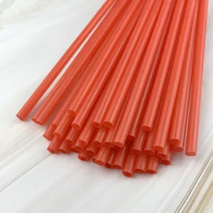 Nahaufnahme von leuchtend orangefarbenen Plastikstrohhalmen für Bastelarbeiten und Getränke.